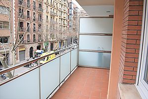 Buen piso para actualizar al gusto, con terraza y vistas a la Escuela Industrial y a dos calles de Francesc Macia
