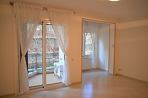 Vivienda de 136m2 con dos balcones exteriores con vistas a Viladomat y Josep Tarradellas