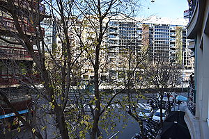 Vivienda de 136m2 con dos balcones exteriores con vistas a Viladomat y Josep Tarradellas