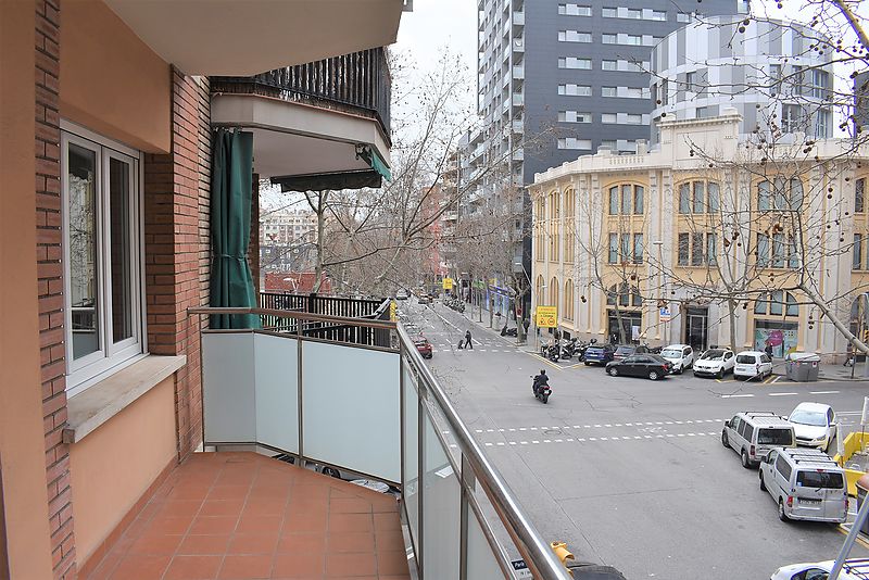 Buen piso para actualizar al gusto, con terraza y vistas a la Escuela Industrial y a dos calles de Francesc Macia