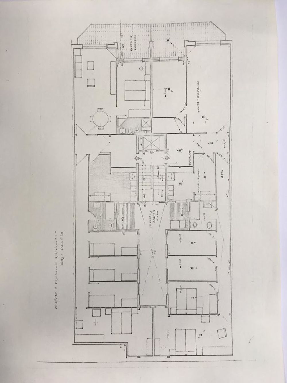 Bon pis per actualitzar una mica al gust, amb terrasseta i vistes a l'Escola Industrial i a dos carrers de Francesc Macià