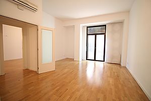 En venta gran vivienda + plaza de parking coche grande + patio y balcón doble