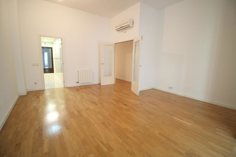 En venta gran vivienda + plaza de parking coche grande + patio y balcón doble