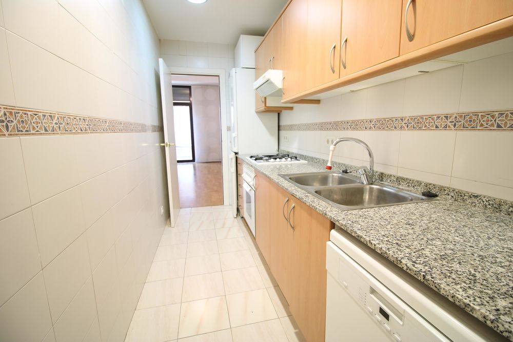 En venta gran vivienda + plaza de parking coche grande + patio y balcón doble