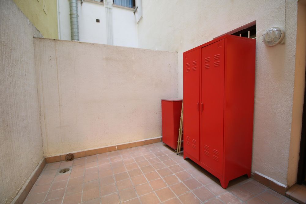 En venta gran vivienda + plaza de parking coche grande + patio y balcón doble