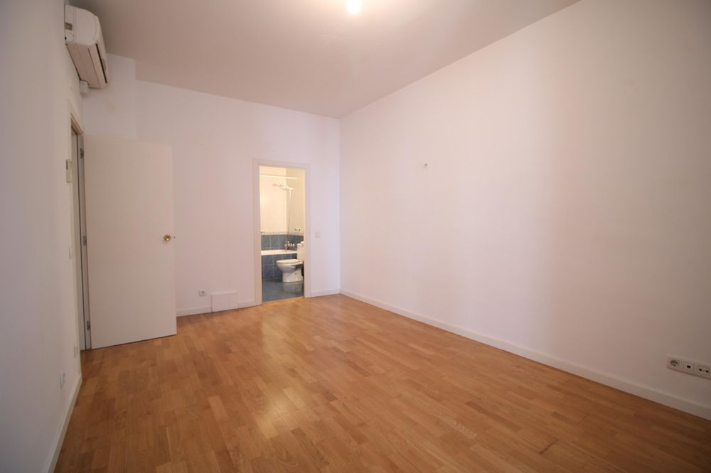 En venta gran vivienda + plaza de parking coche grande + patio y balcón doble