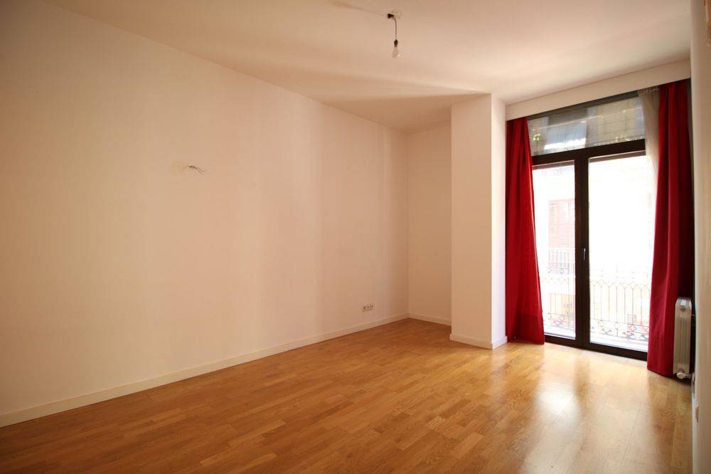 En venta gran vivienda + plaza de parking coche grande + patio y balcón doble