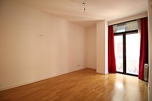 En venta gran vivienda + plaza de parking coche grande + patio y balcón doble