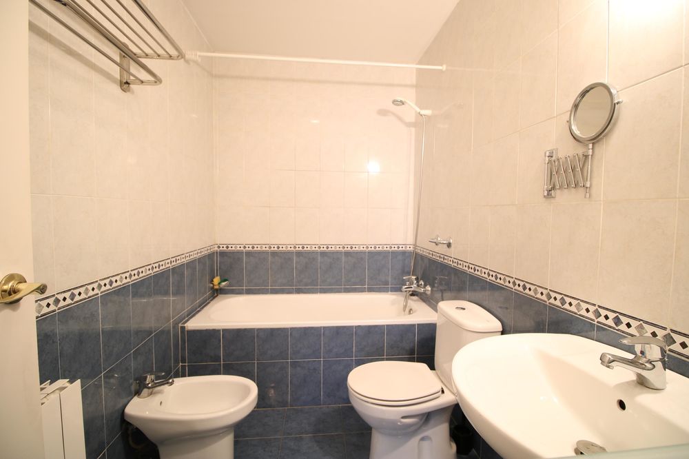 En venta gran vivienda + plaza de parking coche grande + patio y balcón doble