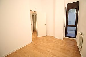 En venta gran vivienda + plaza de parking coche grande + patio y balcón doble
