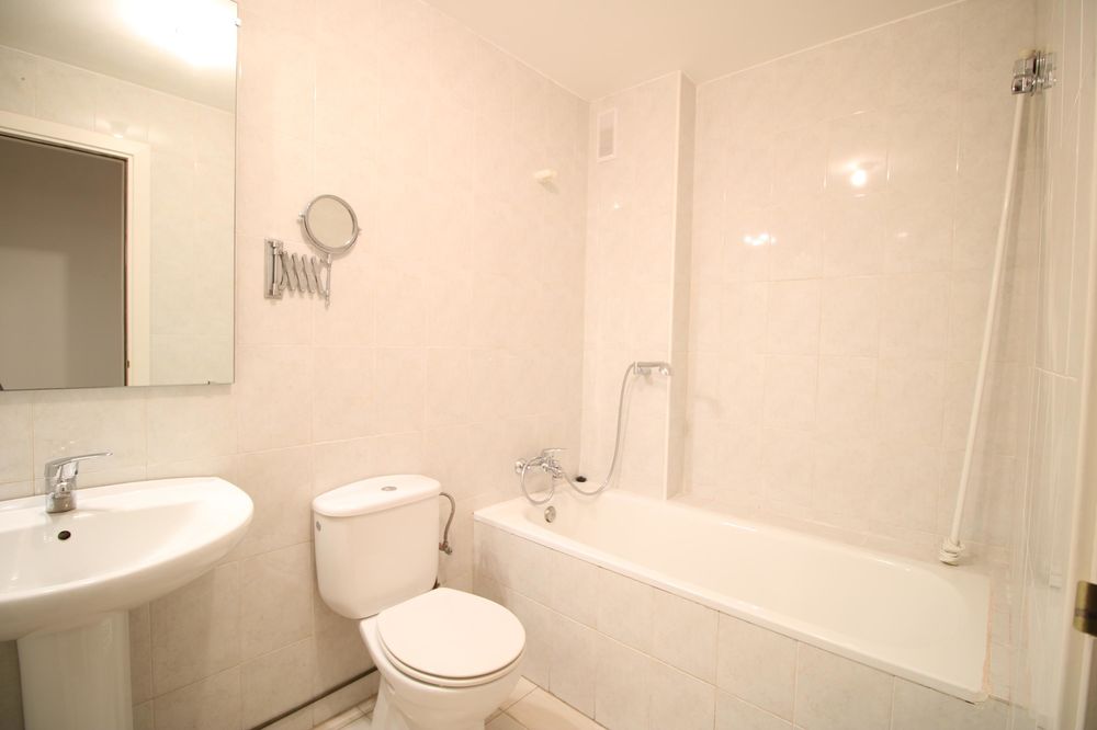 En venta gran vivienda + plaza de parking coche grande + patio y balcón doble