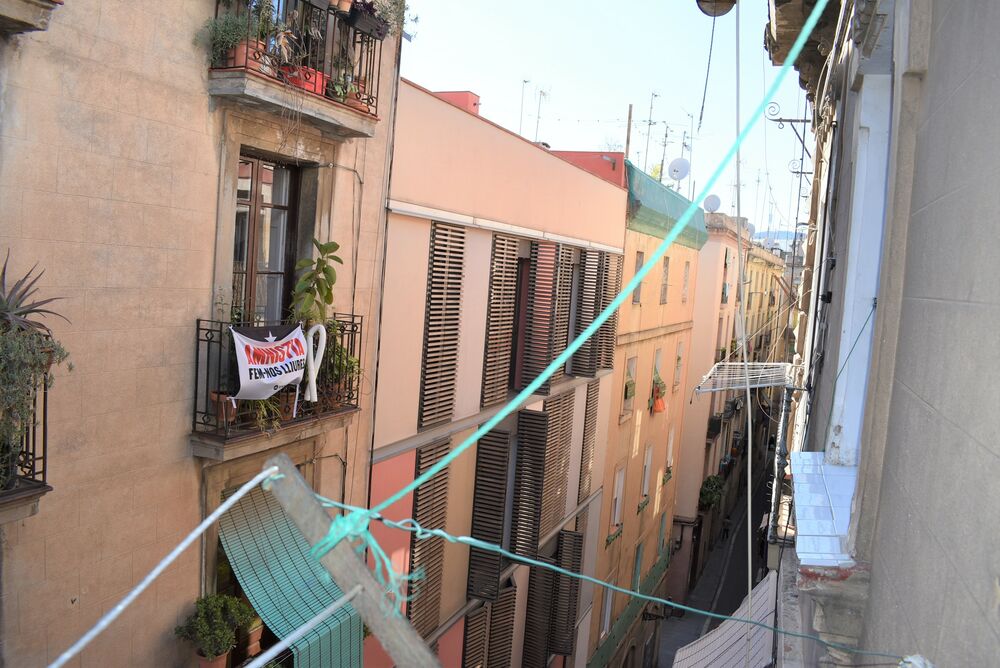 Es ven pis de 3 habitacions amb gran menjador i cuina situat a bon carrer