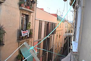 Es ven pis de 3 habitacions amb gran menjador i cuina situat a bon carrer