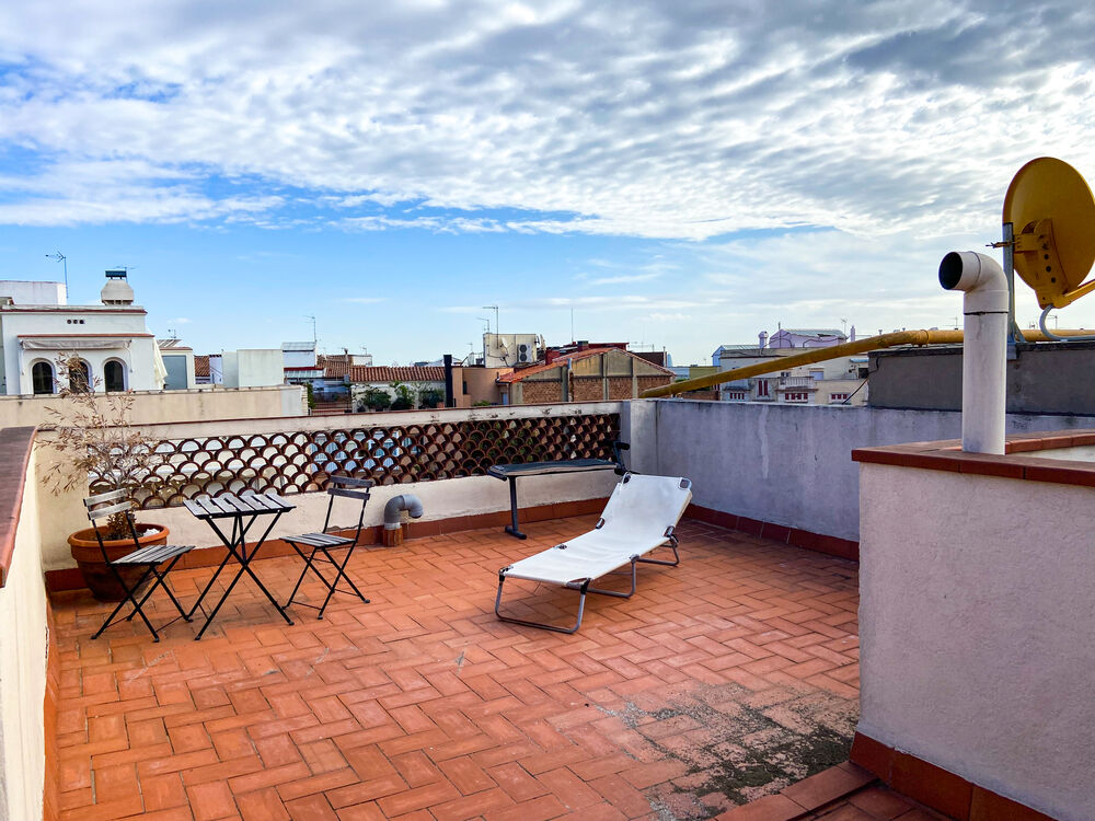 ¡Piso local con gran terraza comunitaria en venta!