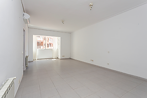 En venta piso en planta primera, situado en Josep Tarradellas al lado de Francesc Macia