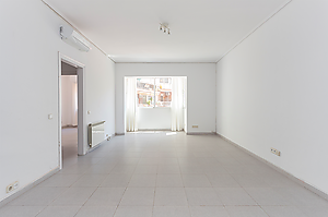 En venda pis en planta primera a Josep Tarradella, al costat de la Plaça Francesc Macià