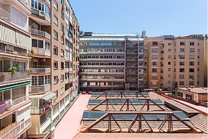 En venda pis en planta primera a Josep Tarradella, al costat de la Plaça Francesc Macià