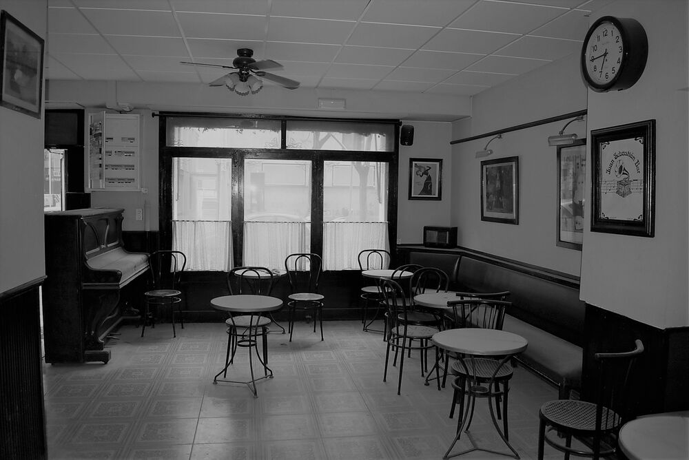 Bar Cafeteria al carrer concorregut en venda amb Llicència C2**