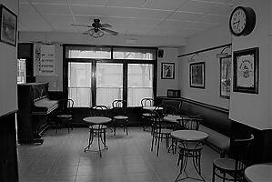 Bar Cafeteria al carrer concorregut en venda amb Llicència C2**