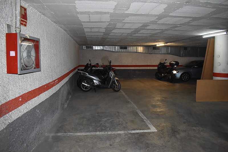 Plaza para coche pequeño o motos en Mallorca con Urgell