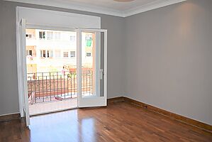 En venta piso para actualizar al gusto en calle Balmes