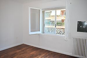 En venta piso para actualizar al gusto en calle Balmes