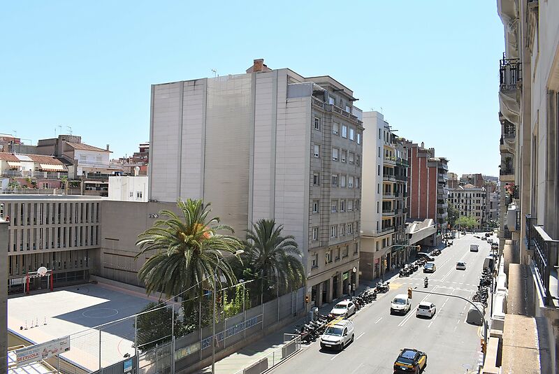 For sale updated apartment in Balmes