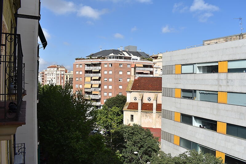 Átic amueblado y con salida al balcón