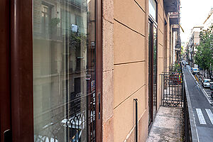 Next to the Liceo large newly refurbished flat for sale with patio and balcony