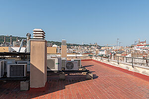 Next to the Liceo large newly refurbished flat for sale with patio and balcony