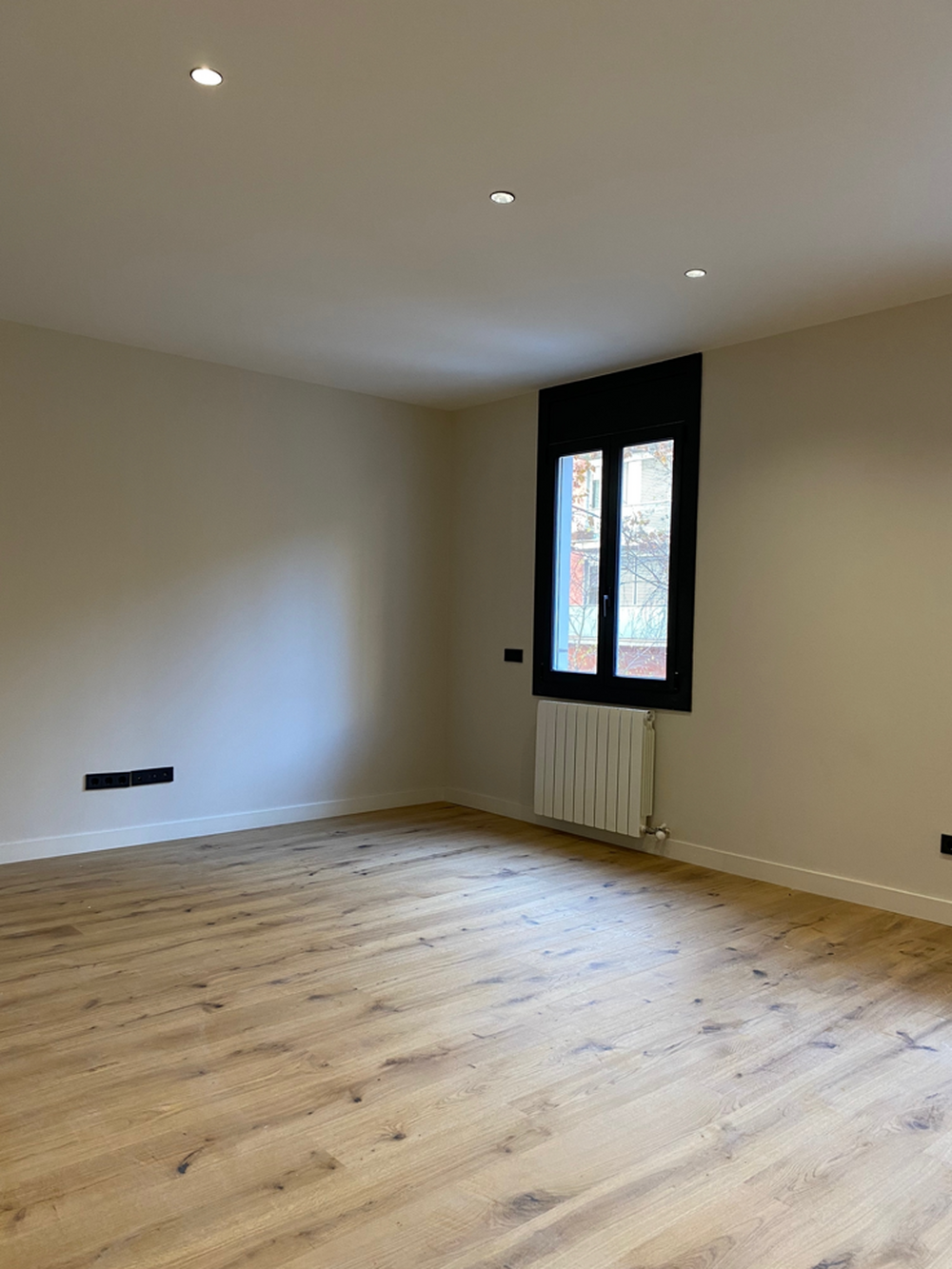 Flat for sale newly refurbished with 3 bedrooms