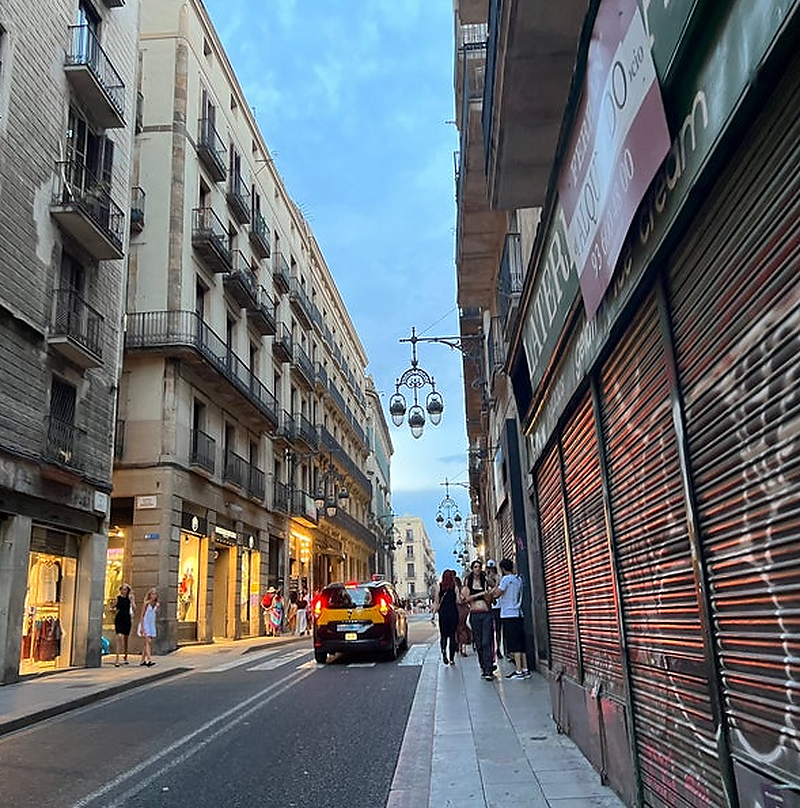 A la venda dos pisos a prop de carrer Argenteria