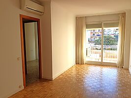 Nice flat with 3 bedrooms and a lot of light in Paris street.
