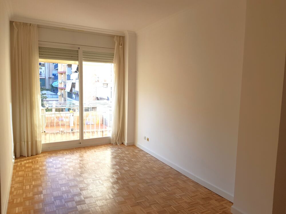 Nice flat with 3 bedrooms and a lot of light in Paris street.