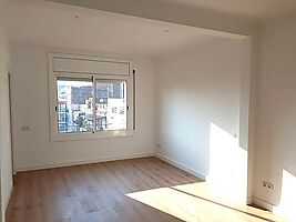 Estudios en alquiler en medio de la Gran via de les Corts catalanes