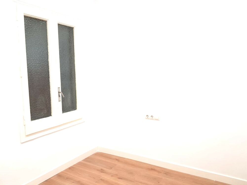 Estudios en alquiler en medio de la Gran via de les Corts catalanes
