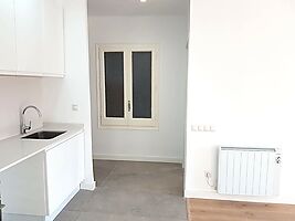 Estudios en alquiler en medio de la Gran via de les Corts catalanes
