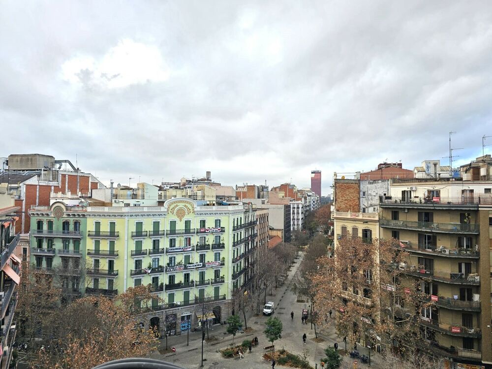 Penthouse to refurbish to taste in pedestrian street Consell de Cent