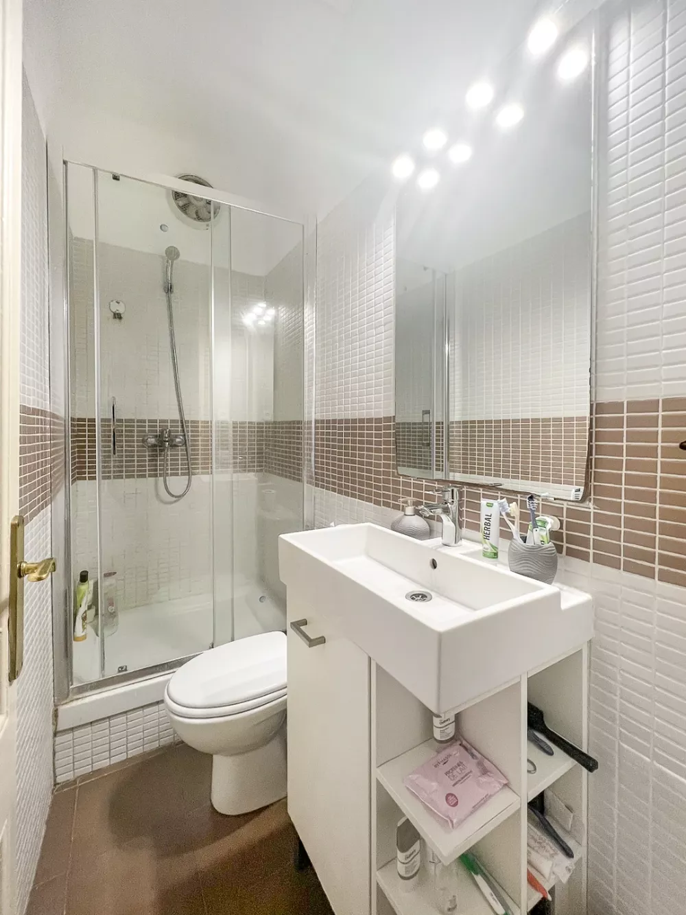 Flat for sale in La Nova Esquerra, rented until 27 December 2024
