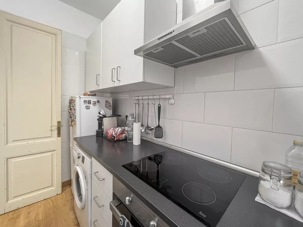 Flat for sale in La Nova Esquerra, rented until 27 December 2024