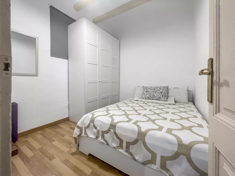 Flat for sale in La Nova Esquerra, rented until 27 December 2024