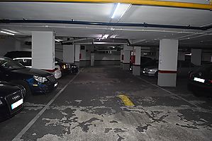 Se alquila plaza de parking para coche mediano