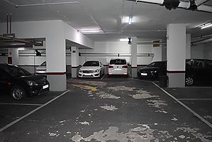 Se alquila plaza de parking para coche mediano