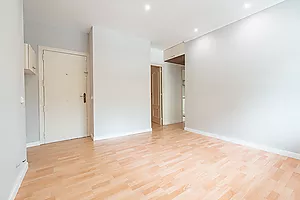 Bright 3-Bedroom Apartment on Meridiana Avenue, in Navas District