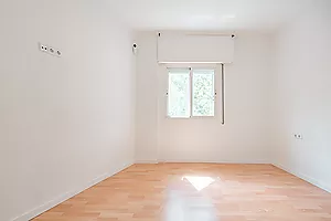 Bright 3-Bedroom Apartment on Meridiana Avenue, in Navas District