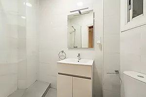 Bright 3-Bedroom Apartment on Meridiana Avenue, in Navas District