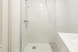 Bright 3-Bedroom Apartment on Meridiana Avenue, in Navas District