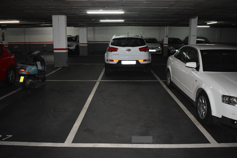 Es lloga plaça de parking per a cotxe gran