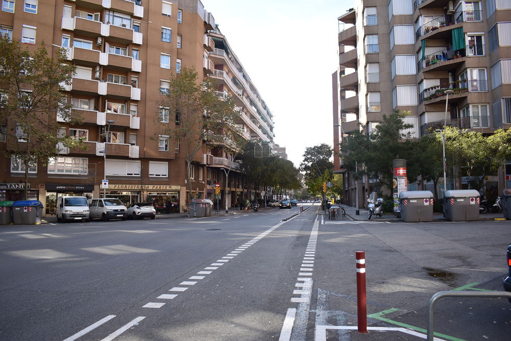 Es lloga plaça de parking per a cotxe gran