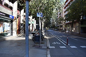 Es lloga plaça de parking per a cotxe gran